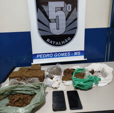 Imagem da notícia Após denúncia anônima, dois jovens são presos ao desembarcar de ônibus com 3kg de maconha em Pedro Gomes